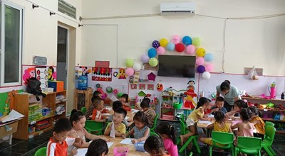 Bé đến trường vui lắm!