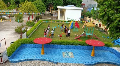 Đi học các con được học như thế nào và ăn uống ra sao ạ?