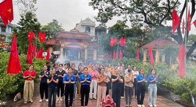TẬP THỂ CB GV NV TRƯỜNG MẦM NON HỢP THANH THẮP HƯƠNG TRI ÂN CÁC ANH HÙNG LIỆT SĨ