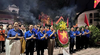 ĐOÀN THANH NIÊN TRƯỜNG MẦM NON HỢP THANH THẮP NẾN TRI ÂN CÁC ANH HÙNG LIỆT SĨ