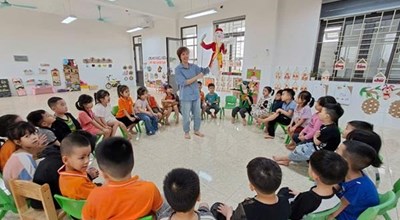Đua nghe thuat roi can Te Tieu vao tiet hoc cua truong mam non Hop Thanh