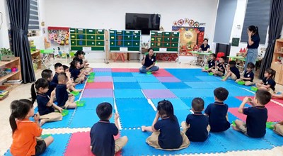 HĐLQVT Nhận biết hình vuông hình chữ nhật lớp B5