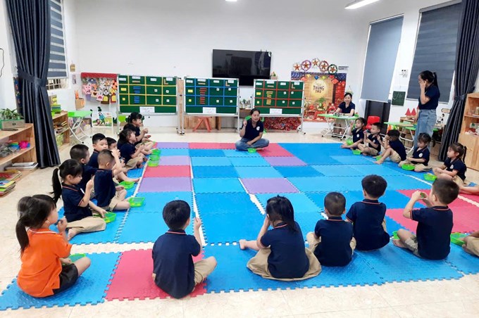 HĐLQVT Nhận biết hình vuông hình chữ nhật lớp B5
