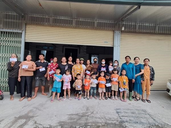 Hoạt động trao quà cho trẻ mầm non trong đợt bão Yagi