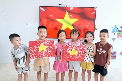 HOẠT ĐỘNG XÉ DÁN TẠO HÌNH LÁ CỜ LỚP 5TA4