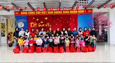 TRƯỜNG MẦM NON HỢP THANH TỔ CHỨC TRAO QUÀ TẾT CHO TRẺ CÓ HOÀN CẢNH KHÓ KHĂN
