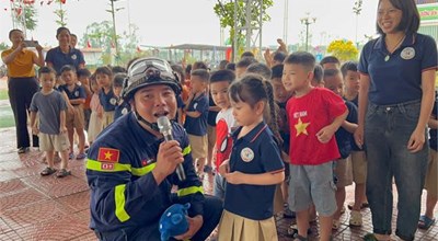 Giao lưu với chú lính cứu hỏa