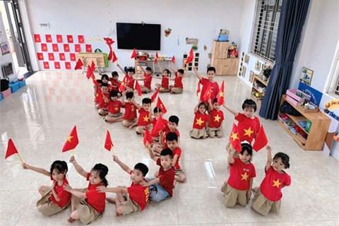 Chào cờ thứ 2 của các bé mầm non Hợp Thanh
